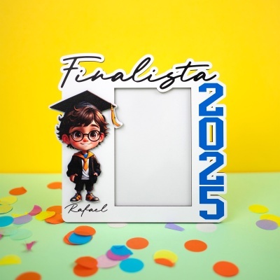 Moldura branca para fotografia com desenho de rapaz com boné de formatura e texto finalista 2025.
