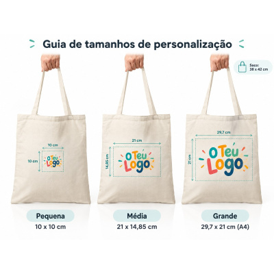 Três sacos de tecido bege mostram áreas personalizadas de diferentes tamanhos com texto colorido