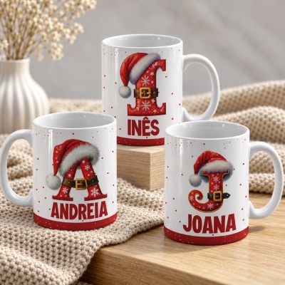 Três canecas brancas com letras vermelhas natalícias e nomes personalizados em ambiente acolhedor.