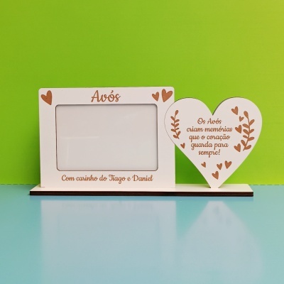 Moldura branca para foto com inscrições e moldura em forma de coração com mensagem sobre fundo verde.