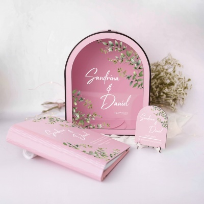 Kit de convite e decoração de casamento rosa com folhas verdes e texto Sandrina & Daniel