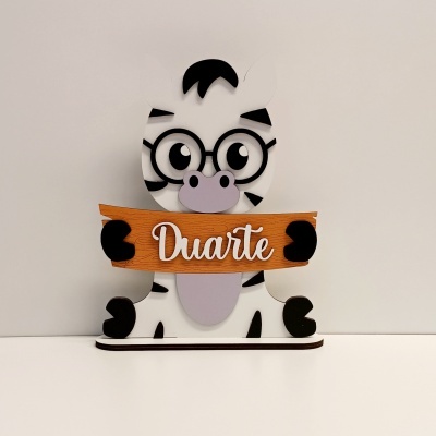 Figura de zebra decorativa em madeira a segurar placa com nome Duarte