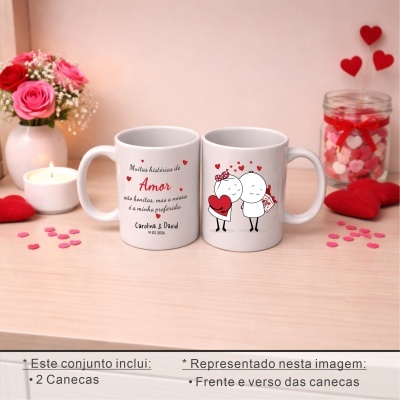 Duas canecas brancas decoradas com tema de amor num ambiente romântico com flores e corações