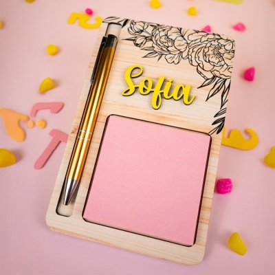 Bloco de notas rosa com suporte de madeira, caneta dourada e nome Sofia em amarelo