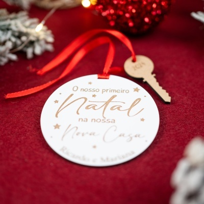 Etiqueta de Natal em madeira branca com fita vermelha e chave de madeira com texto 2023 sobre fundo vermelho natalício