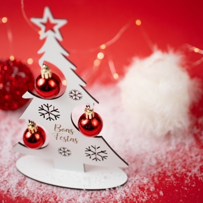 Árvore de Natal decorativa branca em madeira com bolas vermelhas e flocos de neve