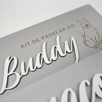 Placa decorativa cinza com texto em relevo e ilustração de cão.
