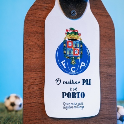 Placa de madeira decorativa com logo FC Porto e texto em português