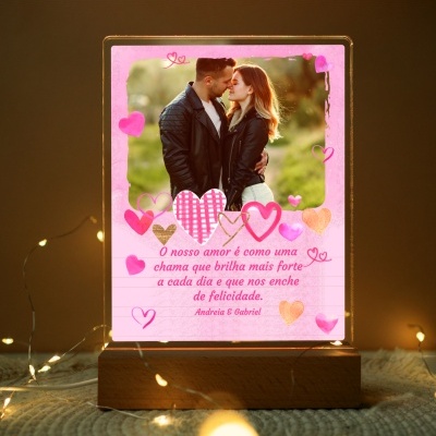 Placa luminosa com fotografia de casal e texto romântico em português decorada com corações