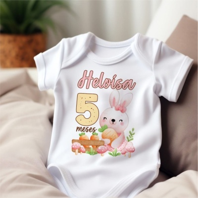 Body branco de bebé com estampado de coelho e texto Heloísa 5 meses
