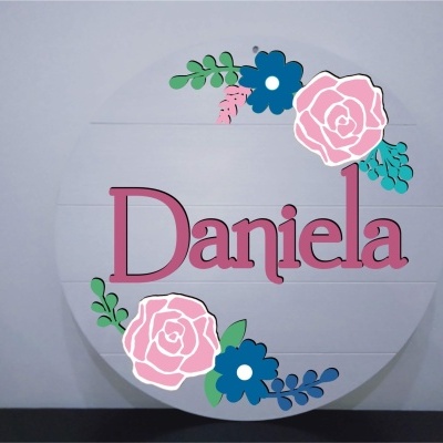 Placa decorativa redonda com nome Daniela e flores coloridas