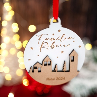 Ornamento de Natal em madeira com texto Família Ribeiro e Natal 2024
