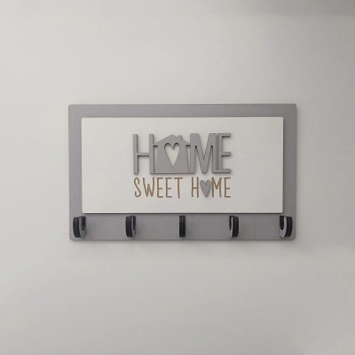 Cabideiro de parede cinza com frase decorativa HOME SWEET HOME e ganchos pretos