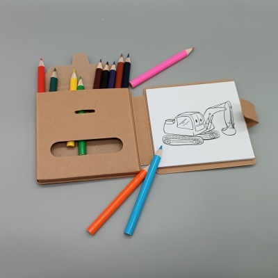 Estojo com lápis de cor coloridos e caderno com desenho de máquina escavadora