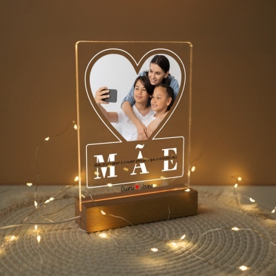 Expositor luminoso com foto em formato de coração e mensagem para a mãe com luzes LED