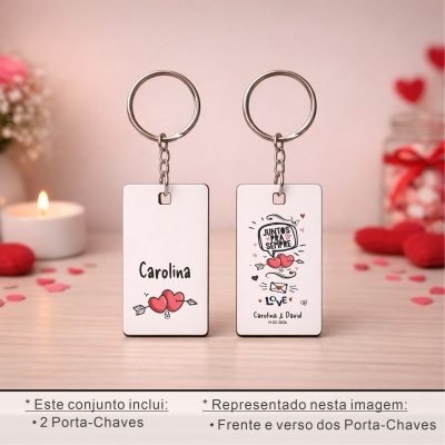 Conjunto de 2 porta-chaves brancos com decoração de corações e texto em fundo rosa com velas e corações