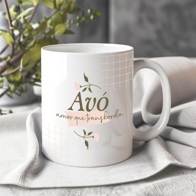 Caneca branca com texto e flores, sobre tecido cinzento
