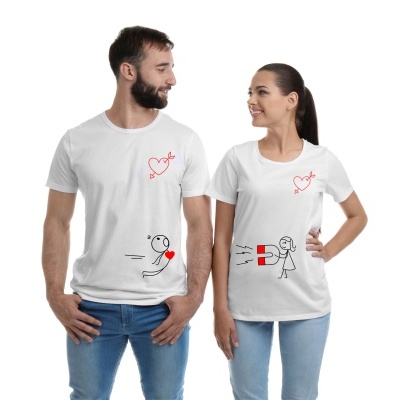 Dois adultos com t-shirts brancas e estampas coloridas e minimalistas, fundo branco