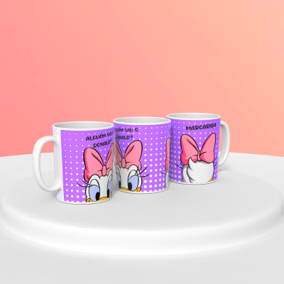 Conjunto de três canecas com desenho da personagem Margarida em fundo roxo com bolinhas brancas