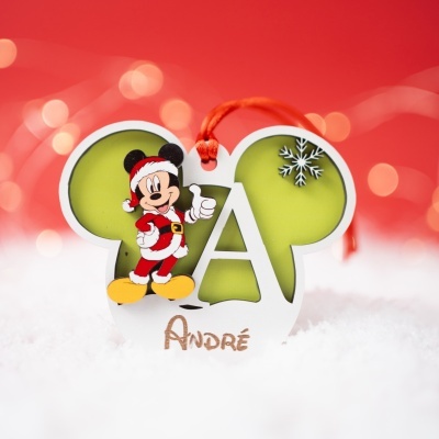 Enfeite natalício do Mickey com letra A e nome André em fundo vermelho e branco