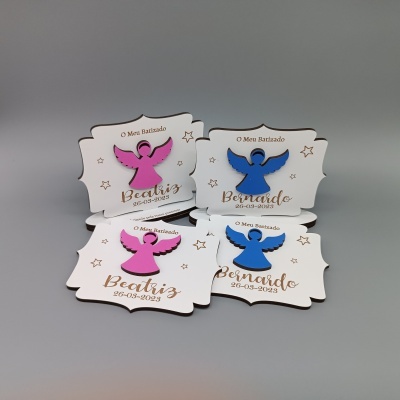 Marca páginas de batizado em madeira com anjos rosa e azul e texto gravado