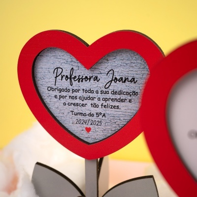 Decoração em forma de coração vermelho com texto em português em fundo cinza.