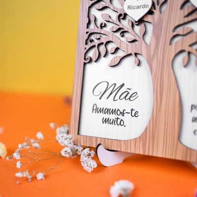 Quadro decorativo madeira com texto para mãe e flores em fundo amarelo e laranja