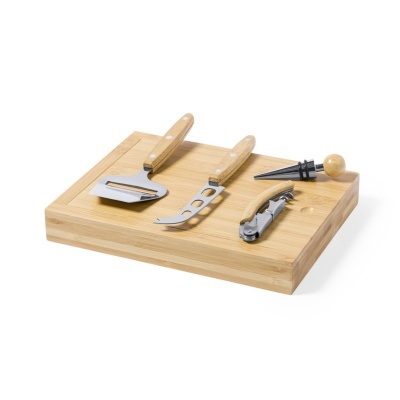 Utensílios para queijo em madeira e metal sobre tábua de madeira.