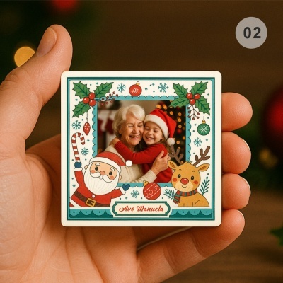Cartão de fotografia de Natal com moldura decorativa e imagem de avó e criança a abraçarem-se.