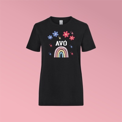 T-shirt preta com design colorido de flores, estrelas e arco-íris com texto AVÓ