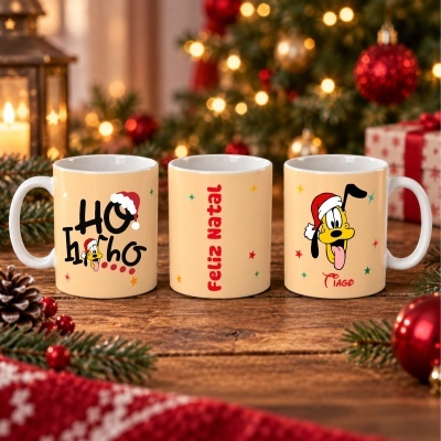 Três canecas de cerâmica com desenhos e textos natalícios em fundo com decoração de Natal
