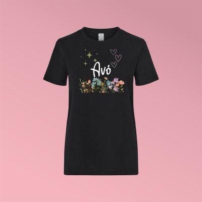 T-shirt preta com estampado de flores, texto Avó, corações e estrelas douradas