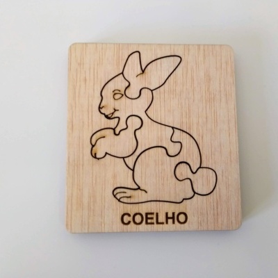 Puzzle de madeira com imagem de coelho e palavra COELHO