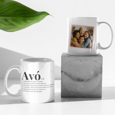 Duas canecas brancas, uma com texto sobre avó e outra com fotografia de avó com crianças.