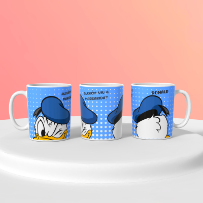 Três canecas do Pato Donald com fundo azul e padrão de bolinhas brancas e texto ALGUÉM VIU A MARGARIDA?