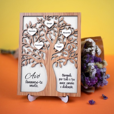 Placa decorativa em madeira com nomes em corações e texto para avó com ramo de flores secas
