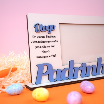 Moldura personalizada com texto para padrinho em madeira e nomes em relevo azul