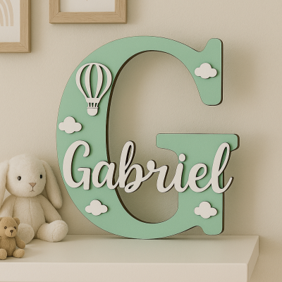 Letra decorativa verde com nome Gabriel e decoração de nuvens e balão