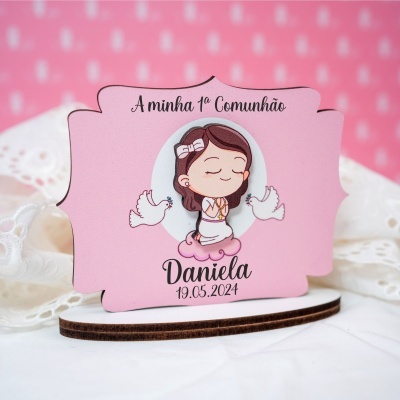 Convite ou lembrança de comunhão rosa com ilustração de menina e texto Daniela 19.05.2024