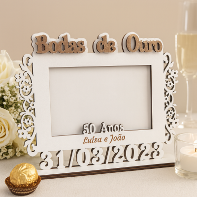 Moldura branca decorativa para Bodas de Ouro com texto personalizado em madeira e elementos decorativos ao redor