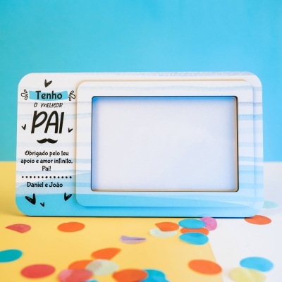 Moldura fotográfica azul e branca para o pai com texto e desenhos sobre fundo azul e suporte amarelo com confetes.