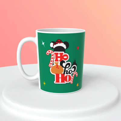 Caneca de cerâmica branca com design natalício verde, texto HO HO HO e elementos festivos