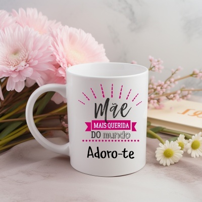 Caneca branca em cerâmica decorada com texto em português rodeada por flores cor-de-rosa e brancas