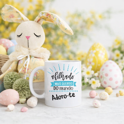 Caneca branca com texto em português rodeada de ovos decorativos e coelho de pelúcia