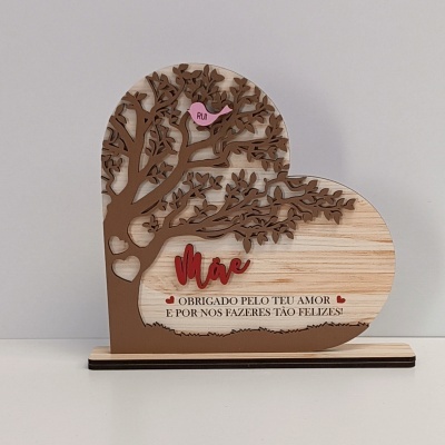 Figura decorativa de madeira em forma de coração com árvore e texto para mãe