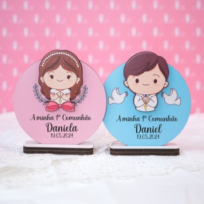 Placas redondas para comunhão em madeira, uma rosa com menina e outra azul com rapaz, com nomes e datas