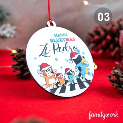 Ornamento redondo de Natal com desenho de cães e texto personalizado.