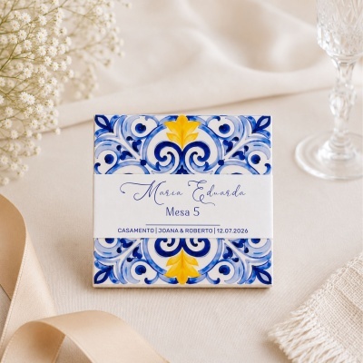 Cartão para mesa de casamento com padrão azul e amarelo e texto em fundo bege