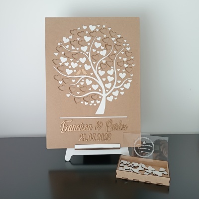 Placa decorativa em madeira com design de árvore e corações, nomes e data, com caixa de corações ao lado