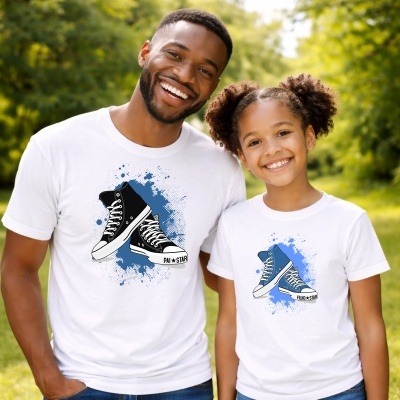 T-shirts brancas com estampados de ténis e textos PAi STAR e FILHO STAR em fundo de parque verde